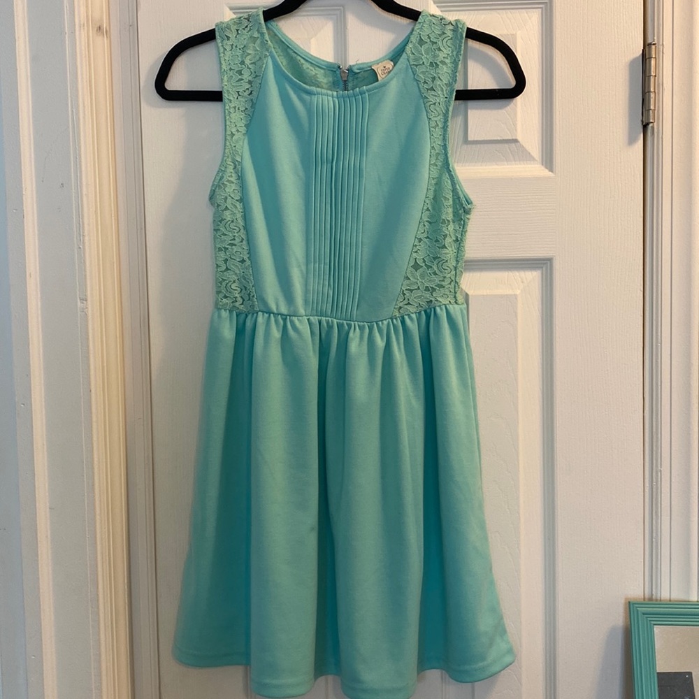 Sleeveless lace mini dress